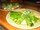 mediterrane Taboulé-Röllchen mit Gurkensalat und Brot