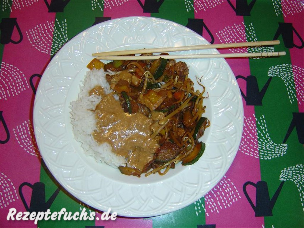 Das hellbraune auf dem Reis ist die Erdnuß-Soße :)