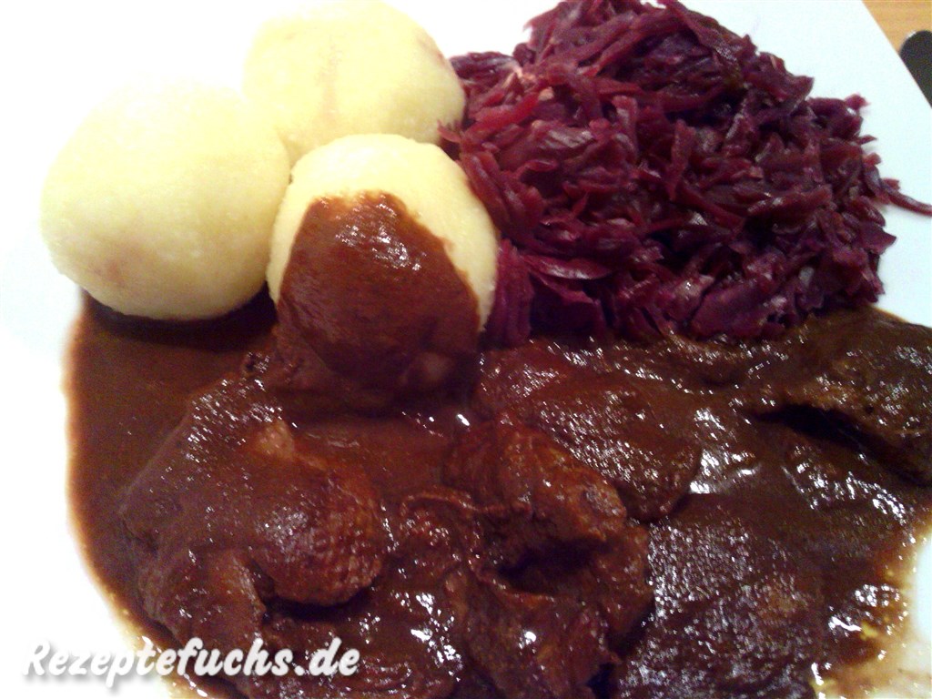 Falsche Ente mit Rotkohl, Klößen und dunkler Soße
