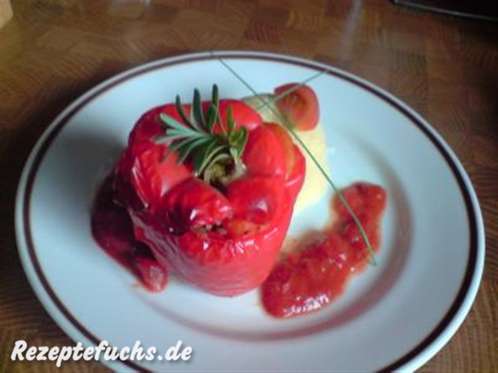 Gefüllte Paprika mit Couscous und Tomatensoße