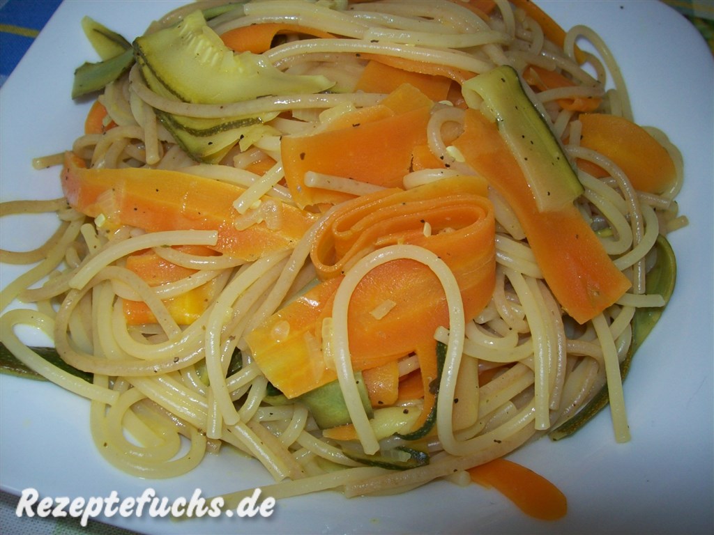 Gemüsespaghetti mit Orangen-Curry-Sauce