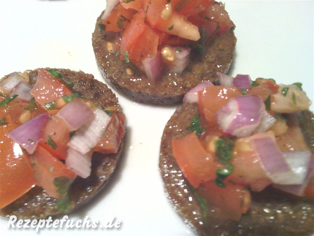 Schwarzbrot-Canapés mit Tomatensalat