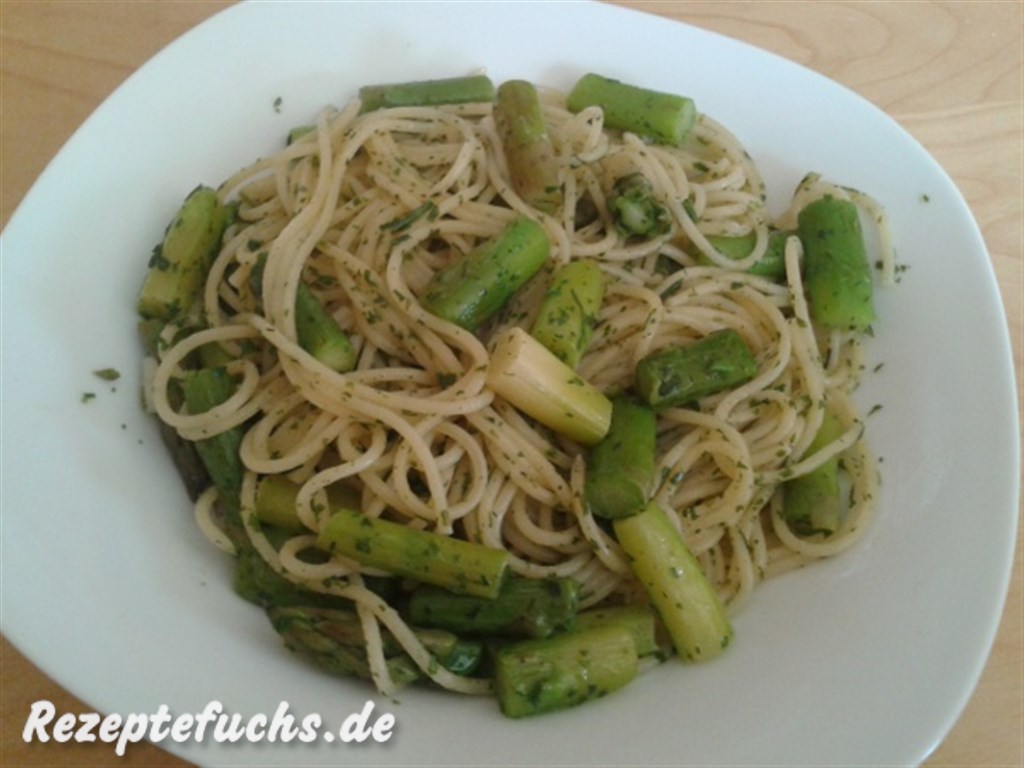 Spaghetti Alio&Olio mit grünem Spargel und frischen Kräutern