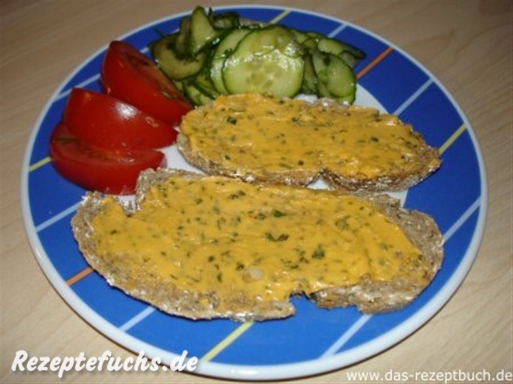 Tomatenkräutermargarine auf Mehrkornbrot mit Gurkensalat und Tomaten