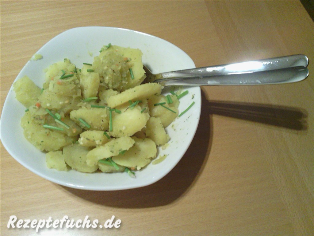 Warmer Kartoffelsalat mit Brühe und Schnittlauch