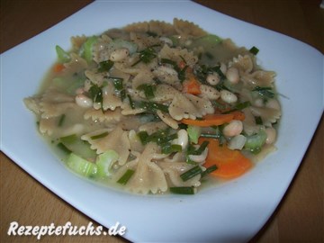Bohnensuppe mit Vollkornnudeln