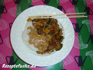 Das hellbraune auf dem Reis ist die Erdnuß-Soße :)