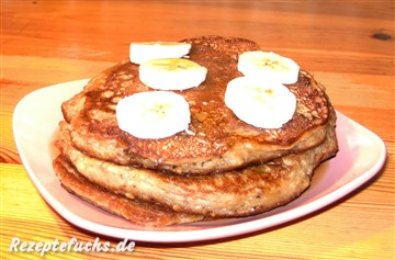 Gestapelt, mit Banane und Sirup