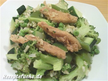 Grüne Reispfanne mit Sojastreifen und Gemüse