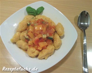 Kürbis-Gnocchi mit Tomaten-Paprika-Zucchini-Soße
