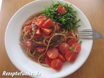Mit frischen und gebratenem Rucola und Cocktailtomaten an der Seite hat man auch gleich einen Salat
