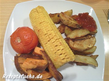 Pikante Kartoffelwedges mit Mais, Tomate und Süßkartoffeln