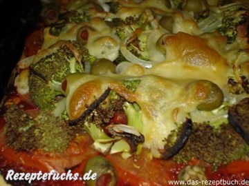Pizza mit Broccoli und Zwiebeln
