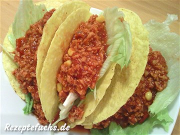 Taco Shells mit Chili und Salat