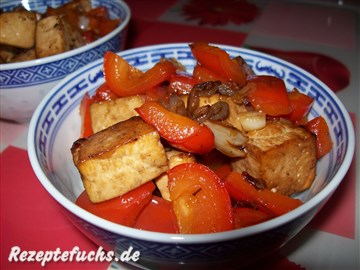 Tofu mit Paprika und knusprigen Zwiebelringen